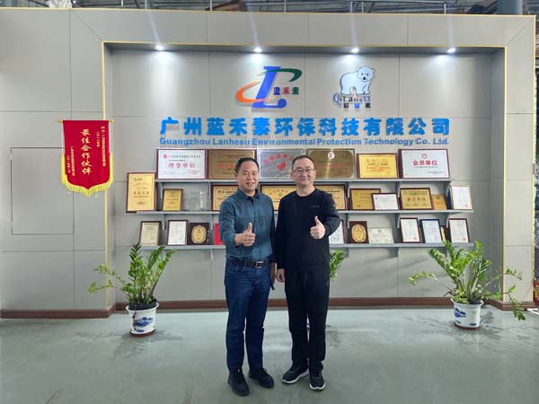 白云區(qū)物流商會領(lǐng)導(dǎo)與藍(lán)禾素合照